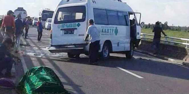 Merinding! Keranda Jenazah Terpental dari Mobil Ambulans