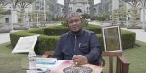 Seniman Buat Lukisan dari Air Zam-zam