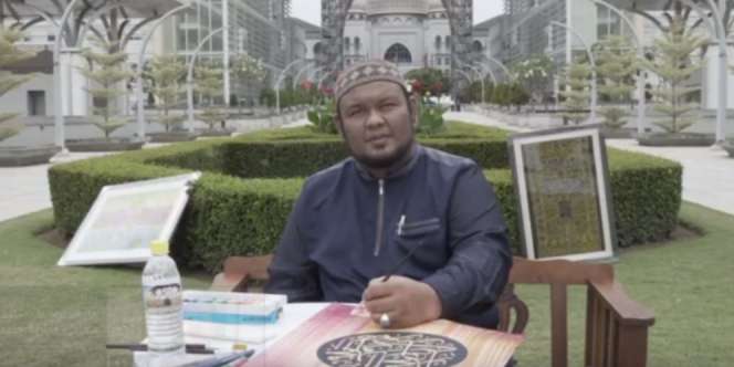 Seniman Buat Lukisan dari Air Zam-zam