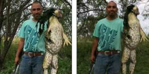 Tangkap Katak Raksasa, Pria Ini Langsung Tenar!