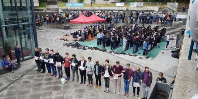 Mahasiswa Kampus Ini Bentengi Muslim yang Sholat
