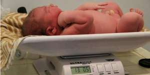 Dilahirkan Secara Normal, Bobot Bayi Ini Mencapai 5,8 Kg