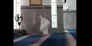 Cerita Sebenarnya Ibu yang Sholat Sambil `Joget`