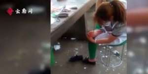 Kelakuan Pedagang Daging Ini Bikin Perut Mulas
