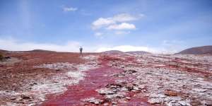 Disebut Ada Kutukannya, Air Danau Berwarna Semerah Darah