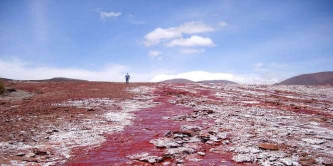 Disebut Ada Kutukannya, Air Danau Berwarna Semerah Darah