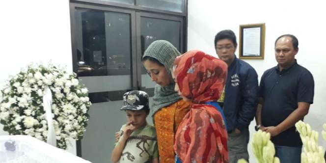 Cerita Ayu Azhari Usai Memandikan Jasad Yana Zein