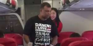 Aksi CEO Air Asia Dalam Pesawat Ini Tuai Pujian Netizen