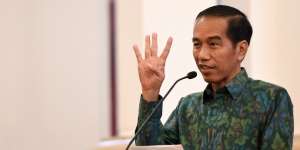 Kertas `Misterius` Jokowi Sukses Bikin Netizen Ngakak