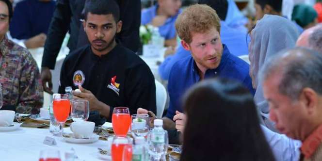 Pangeran Inggris Ikut Buka Puasa Muslim Singapura