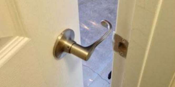 Dijamin Emosi! 7 Pintu Paling Ngeselin yang Pernah Dibuat