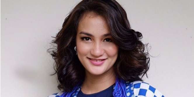 Atiqah Hasiholan Tak Mau Tahu Jenis Kelamin Anak, Alasannya...