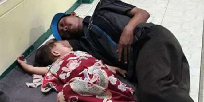 Mengharukan, Penjual Bakso Ini Gendong Anaknya Saat Jualan