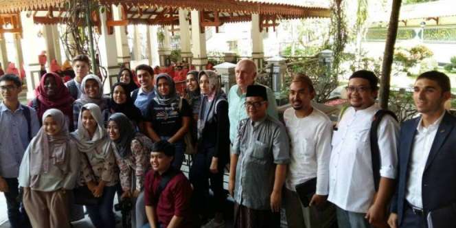 Kotak Amal di Makam Gus Dur dan Peziarah dari Amerika