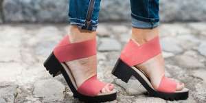 Disebut Paling Nyaman, Sandal Nenek Tengah Jadi Tren