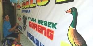 Mengenal Sosok Pembuat Spanduk Warung Penyet Lamongan