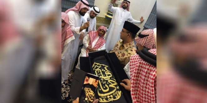 Allahu Akbar, Anies Diberi Potongan Kiswah dari Ulama Mekkah