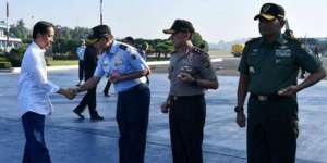 Kenakan Sneaker Saat Blusukan, Gaya Jokowi Keren Abis