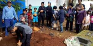 Jenazah Belum Datang, Makam Jupe Sudah Dipenuhi Warga