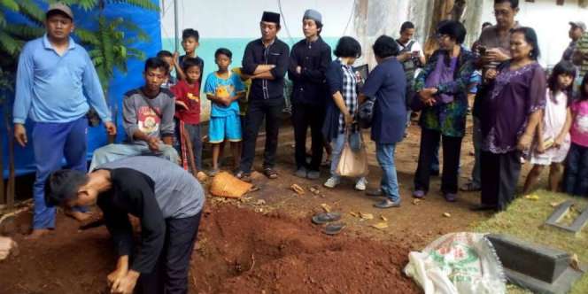 Jenazah Belum Datang, Makam Jupe Sudah Dipenuhi Warga