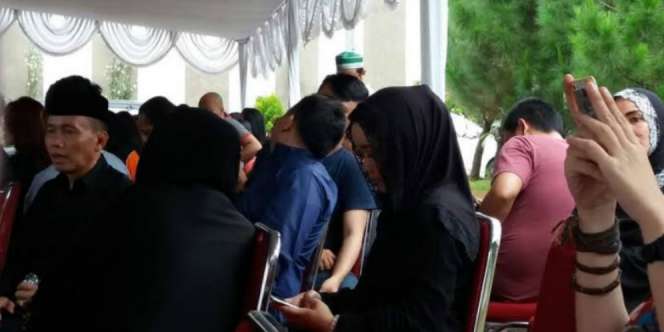 Julia Perez Dimakamkan Setelah Salat Ashar