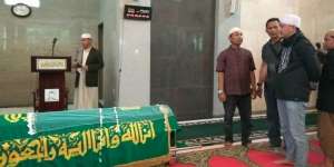 Ustaz Zacky Mirza Imami Salat Jenazah Jupe