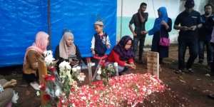 Hari Kedua, Makam Julia Perez Ramai Didatangi Warga