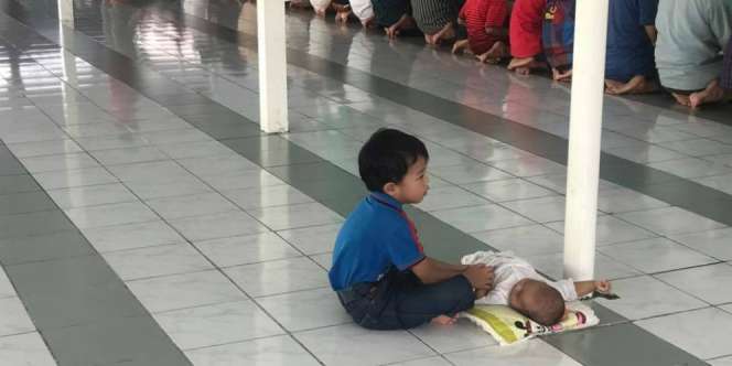 Lihat Polah Si Bocah Kala Ayah Sholat Jamaah, Hati Bergetar!