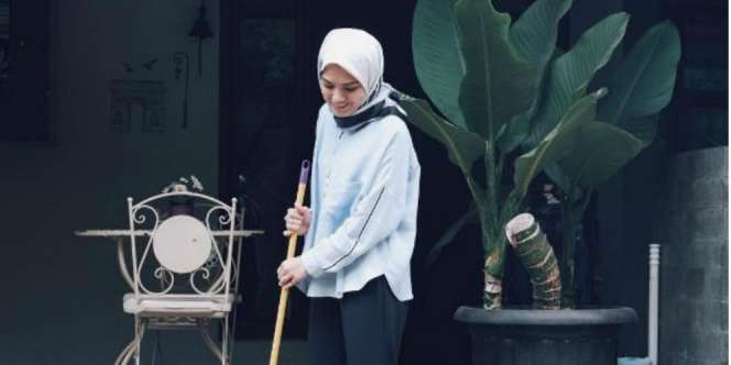 Unggah Foto Berhijab, Istri Ricky Harun Berhijrah?