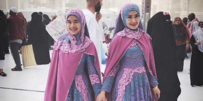 Busana Umroh Pedangdut Iis Dahlia Jadi Sorotan