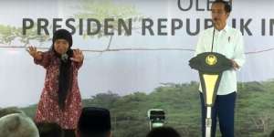 Kocak! Aksi Ibu Pendekar Silat Dadakan di Depan Jokowi