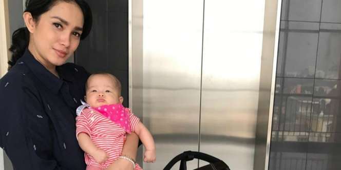 Menyusui Sang Anak yang Masih 3 Bulan, Ussy Tetap Puasa