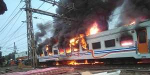 Kereta Api Tabrak Mobil Sebabkan Kebakaran di Senen, 2 Tewas