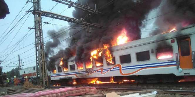 Kereta Api Tabrak Mobil Sebabkan Kebakaran di Senen, 2 Tewas