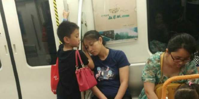 Mengharukan, Anak Kecil Ini Relakan Tangan untuk Bantal Ibunya