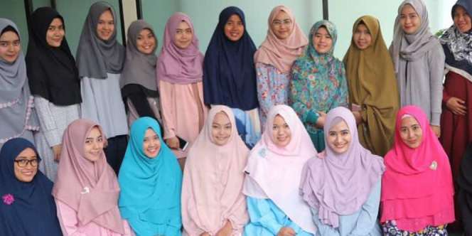 Muslima Depok Comm: Jalin Silaturahmi dengan Berbagi