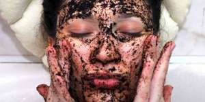 Hilangkan Sel Kulit Mati di Wajah dengan Masker Kopi