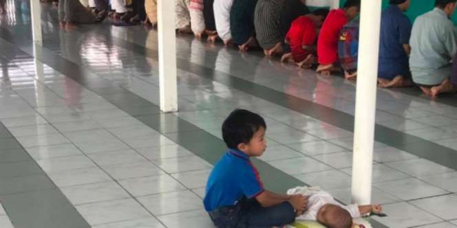 Masya Allah, Si Kakak Asuh Adik Ketika Ayah Sholat di Masjid