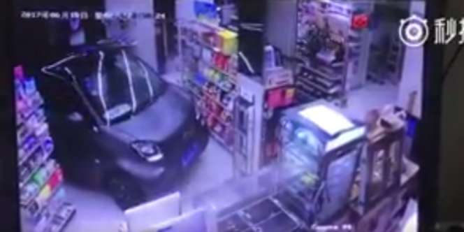 Sopir Malas, Bawa Mobil Masuk Toko Beli Makanan Ringan