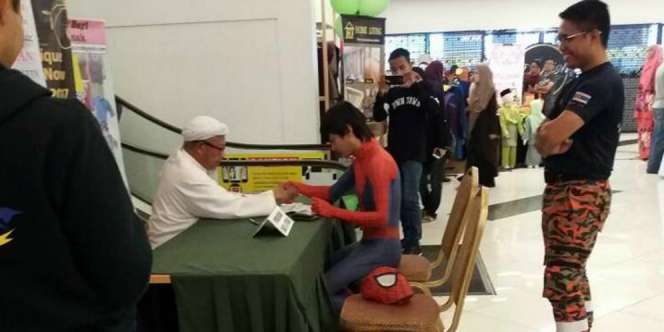 'Spiderman' pun Bayar Zakat Fitrah