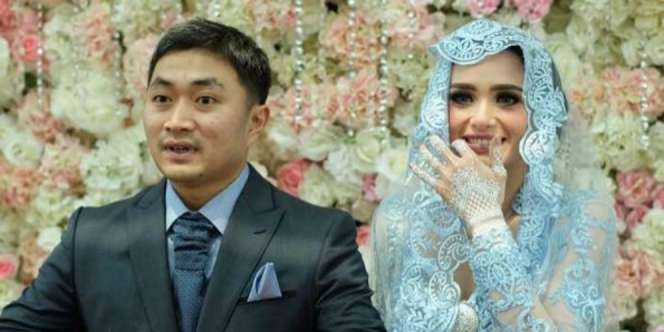 Menikah, Artis Ini Terlihat Cantik dengan Gaun Sederhana