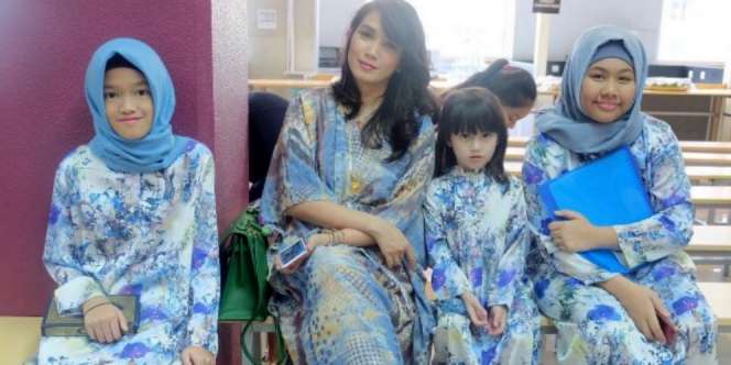 Inspirasi Seragam Lebaran dari Keluarga Ussy Sulistiawaty