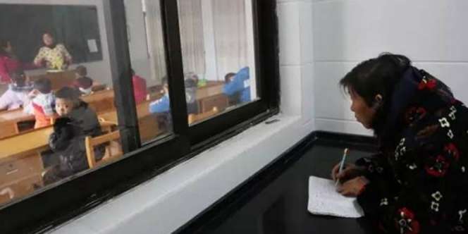 Haru! Nenek Ikut `Belajar di Kelas` Demi Cucu yang Tunanetra
