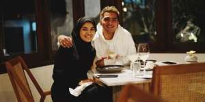 Kisah Menggetarkan Proses Berhijab Istri Ricky Harun