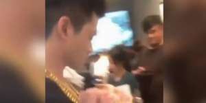 Heboh Cowok Tajir Bawa Uang Segepok ke Mall