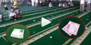 Di Masjid Ini Uang Berserakan Adalah Hal Biasa, Alasannya...