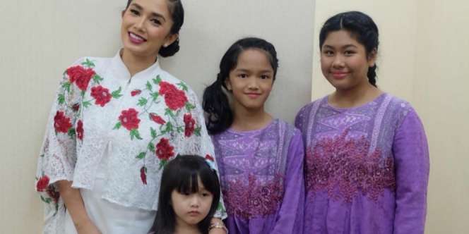 Pakai Seragam Saat Idul Fitri? Tengok Gaya Keluarga Ini