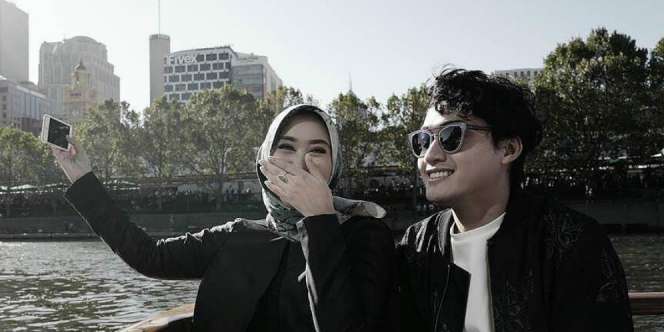 Kolaborasi Bareng Barli Asmara, Dian Pelangi Rilis Busana Pria