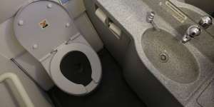 Siram Kopi ke Toilet Pesawat, Efeknya Mengejutkan!