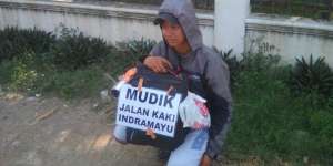 Buruh Bangunan Jalan Kaki Jakarta-Indramayu Demi Mudik Lebaran